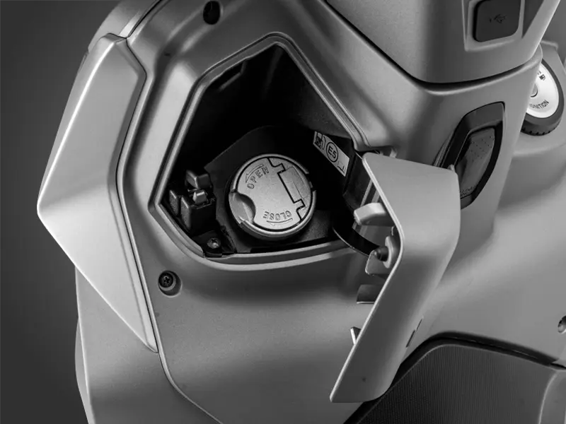 Front-mounted fuel tank cap