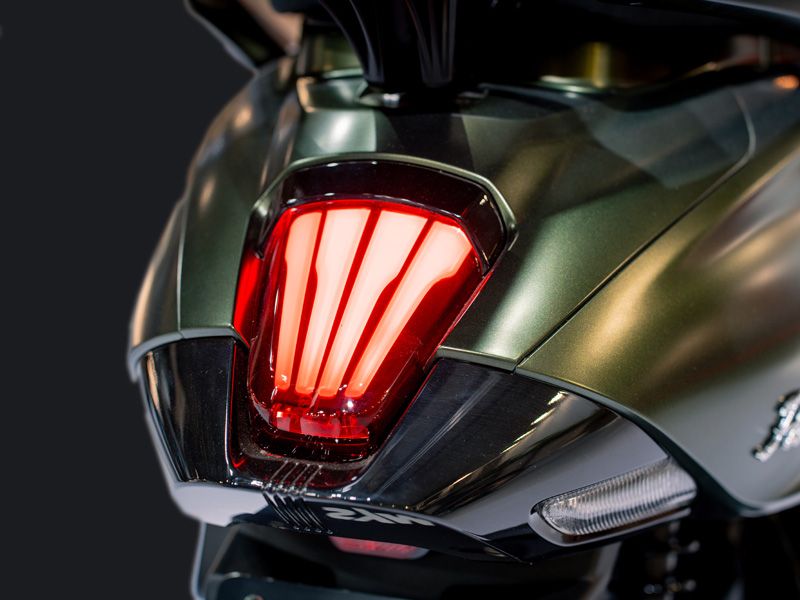 Signature LED tail lighting